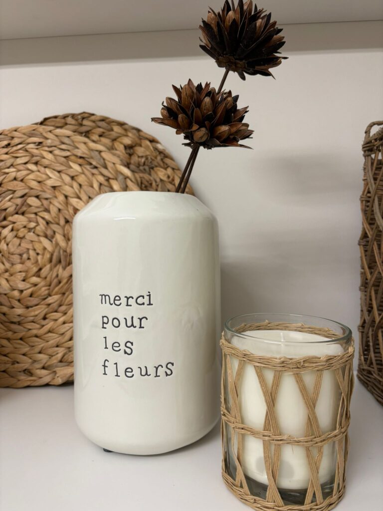 Dekorative Vase mit Trockenblumen und Kerze im Praxisraum von Claudia Steger